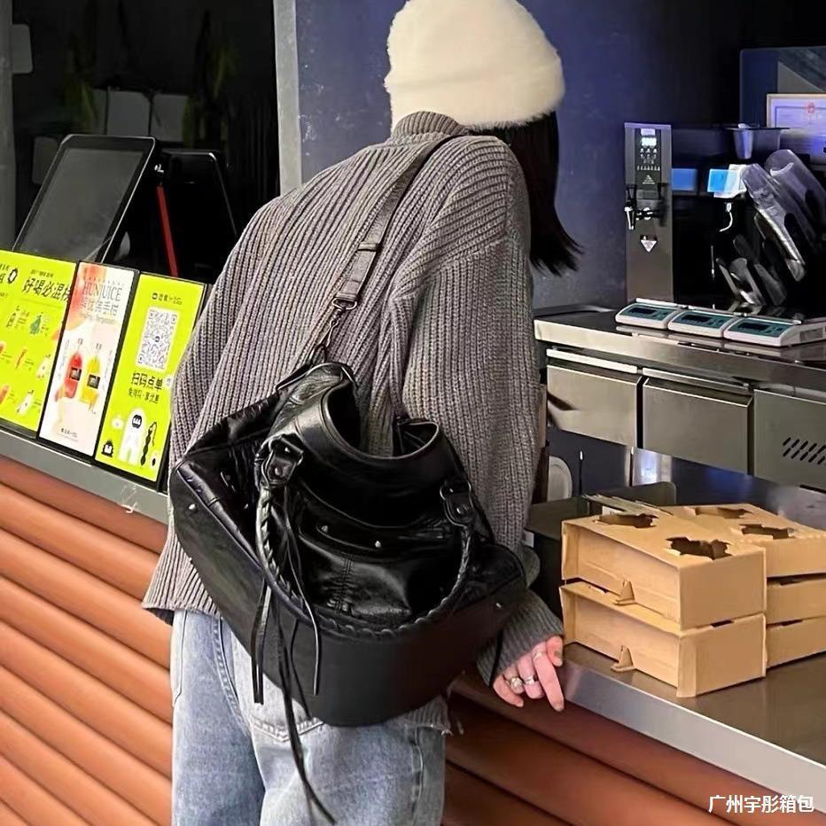 designer 2025 Trendy Paris Studded Motorcycle Bag ABG Hot Girl Bag High-end Large Capacity Shoulder Crossbody Handbag for Women