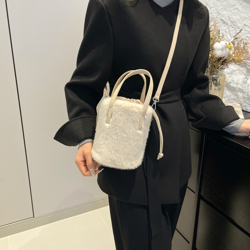 Top quality Brand High Quality New Style 2024 New Plush Bag for Women Design Mini Crossbody Bucket Bag Fashion Versatile Commuter Bag New Free Deliver