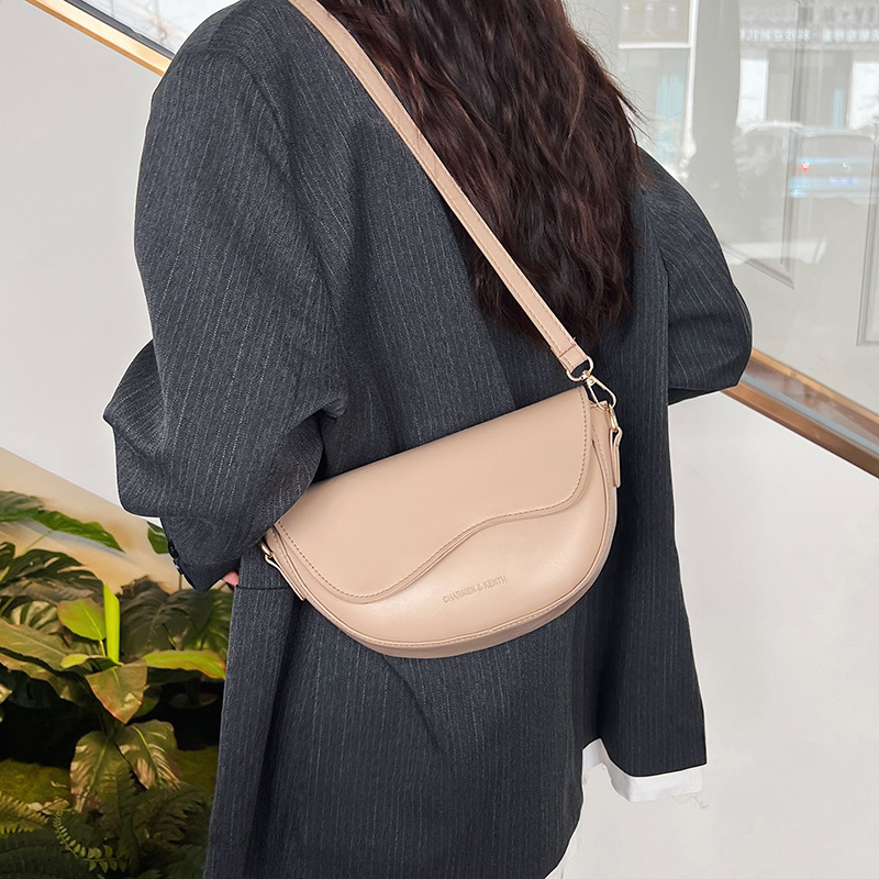 Free Shipping Designer Trendy Retro Versatile Crossbody Bag Texture Small Bag Womens Fashion Single Shoulder Armpit Saddle Bag