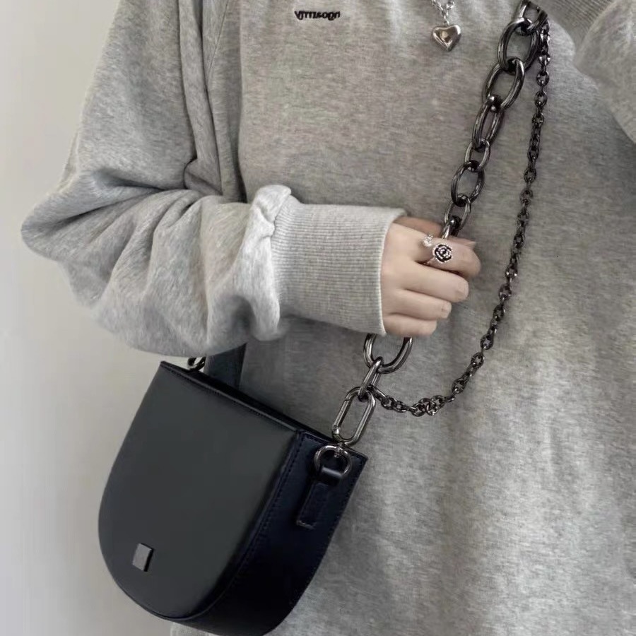 designer Half-Moon Saddle Bag for Women 2025 New Sweet Cool Girl Underarm Chain Bag Ins Niche High-End Crossbody Bag