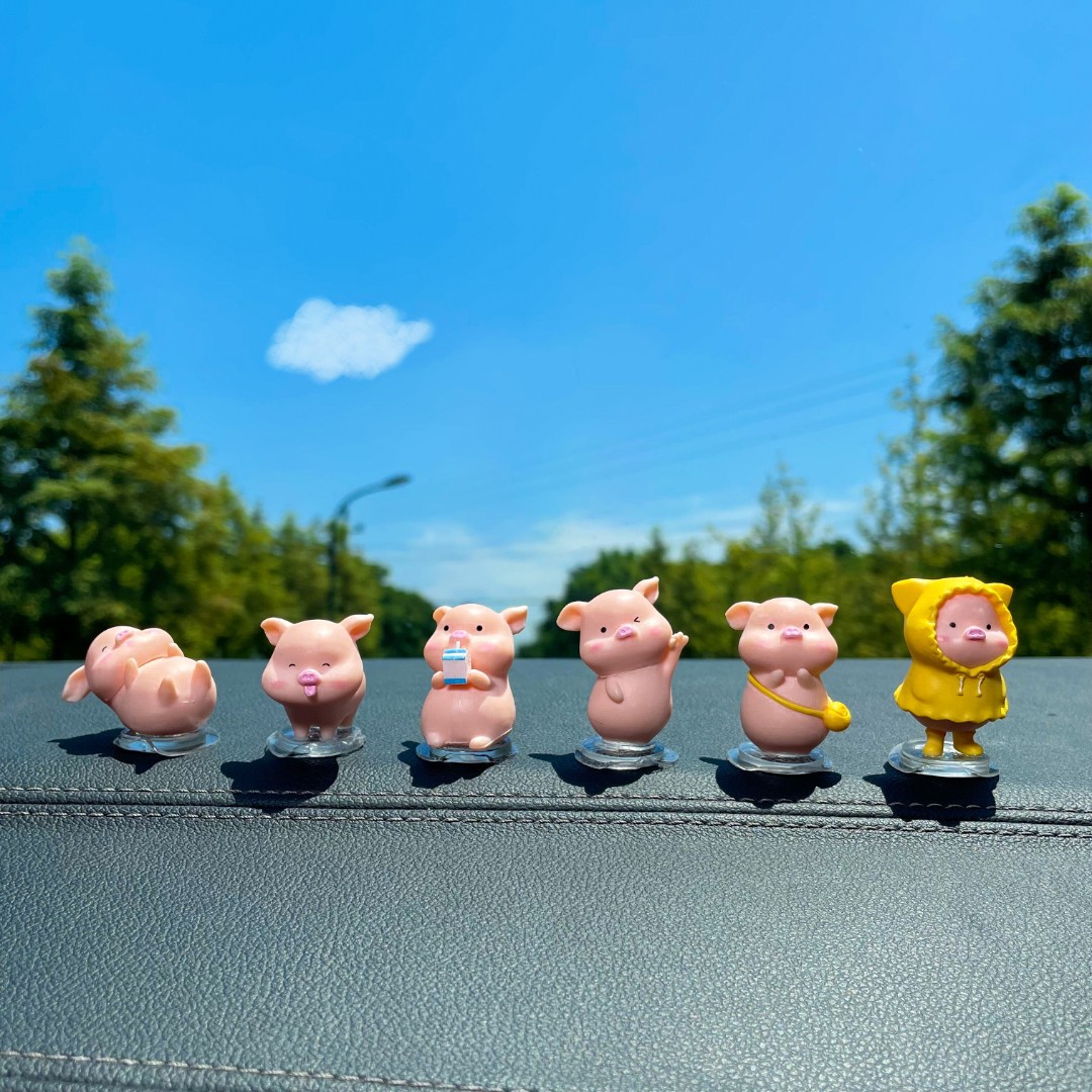 A 7-piece set of cute car accessories for the little pig car dashboard decoration and interesting car interior desktop ornaments
