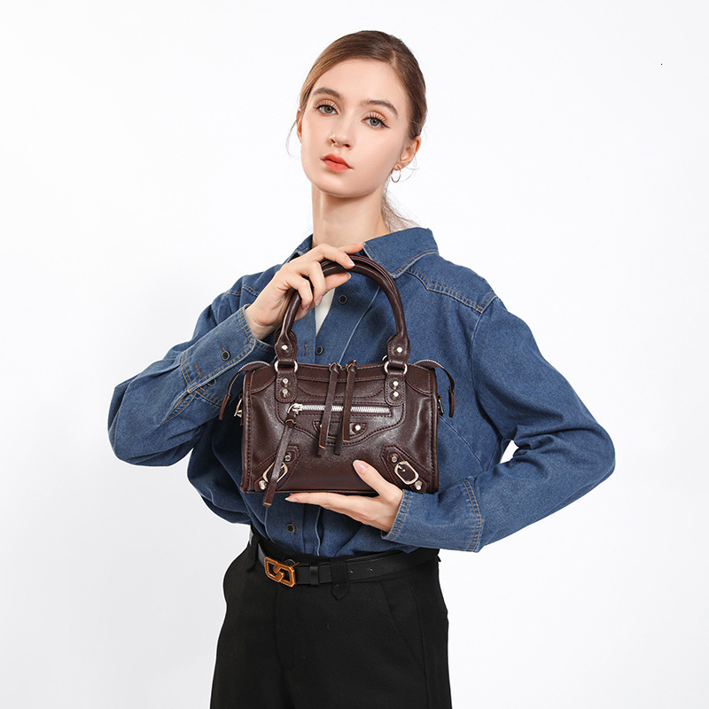 designer High-End Commuter Retro Large Capacity Bag for Women 2025 New Spring/Summer Tote Bag for Going Out and Work