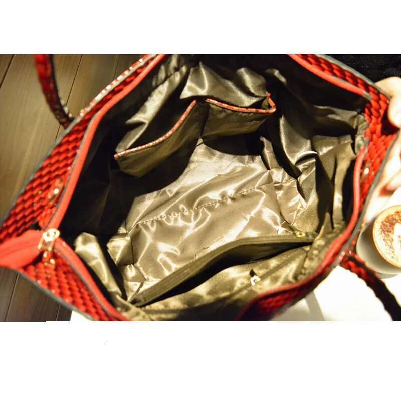 Hot Selling Ipinee Rhinestones Crossbody Bags For Patent Leather Handbags Women Designer Ladies Messenger Bag Sac A Main