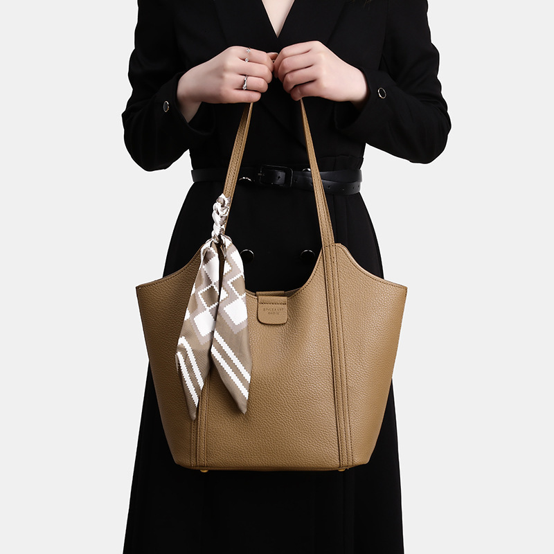 designer 2025 Women's New Fashion Tote Bag Versatile Shoulder Bag Autumn Winter Commuter Large Capacity Underarm Bag