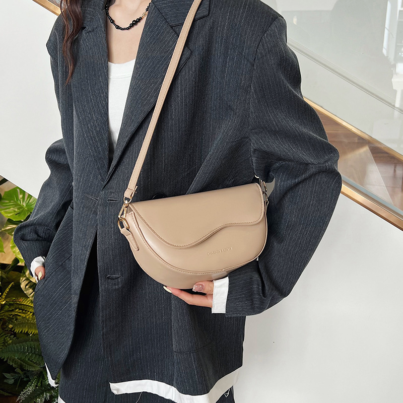 Free Shipping Designer Trendy Retro Versatile Crossbody Bag Texture Small Bag Womens Fashion Single Shoulder Armpit Saddle Bag