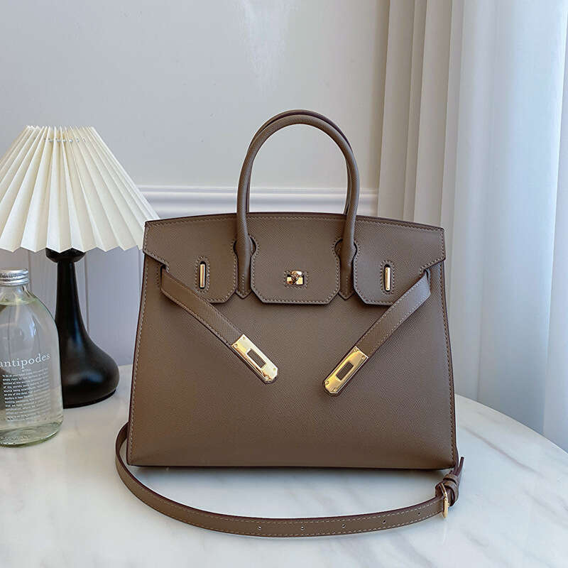 2025 New Tote Simple Versatile Fashion Handbag for Women Light Luxury Large Capacity Commuter Bag