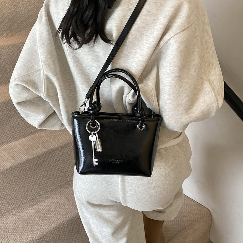 designer Fashion Ins High-End 2025 Spring Trend New Simple Single Shoulder Crossbody Bag Super Popular Handheld Bucket Bag for Women