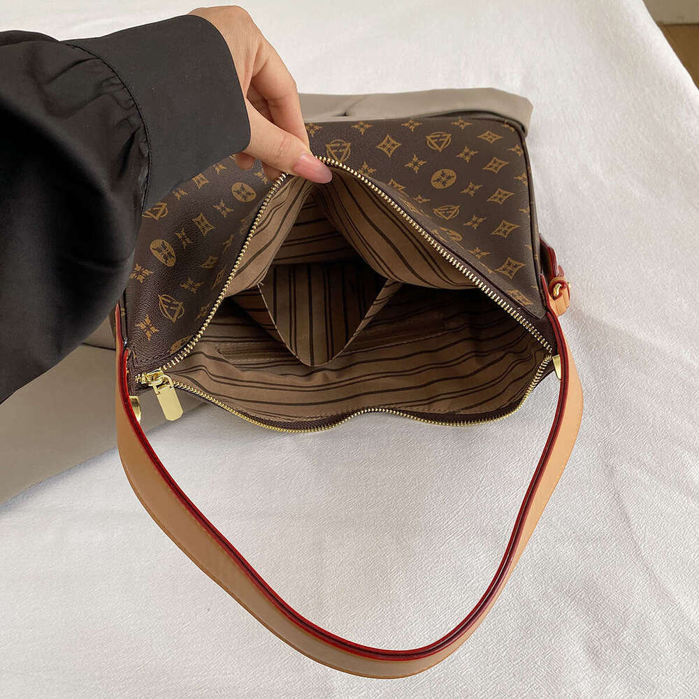 Single Shoulder High-End Feel Textured Print Underarm Large Capacity Commuter Women's Tote Bag
