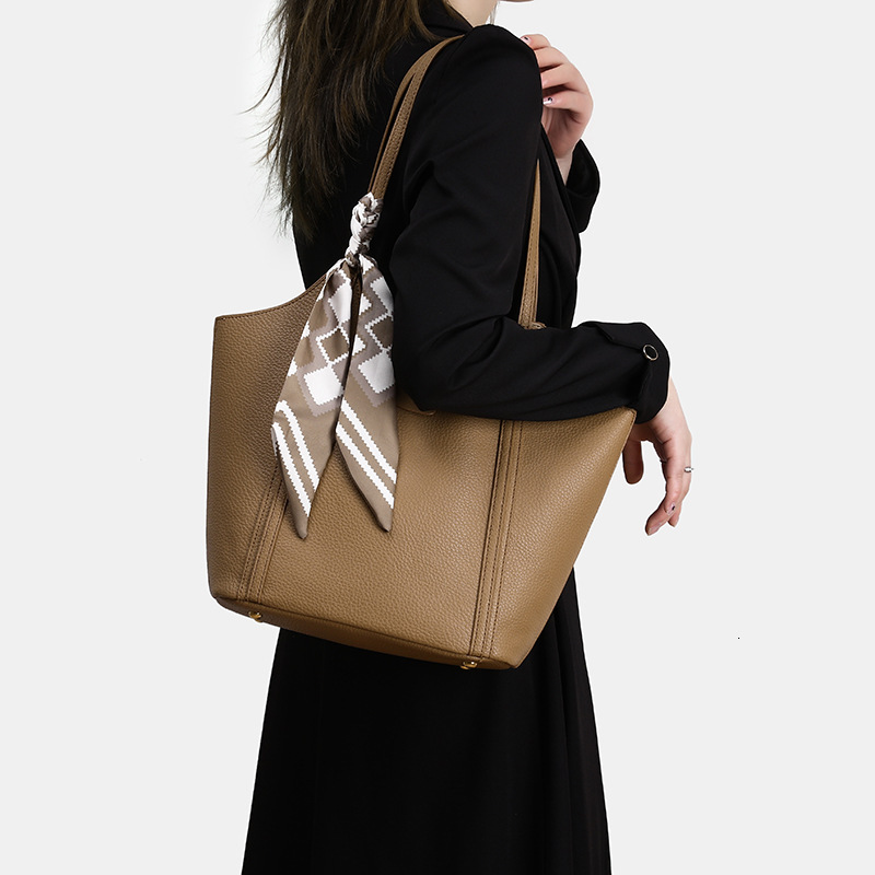 designer 2025 Women's New Fashion Tote Bag Versatile Shoulder Bag Autumn Winter Commuter Large Capacity Underarm Bag