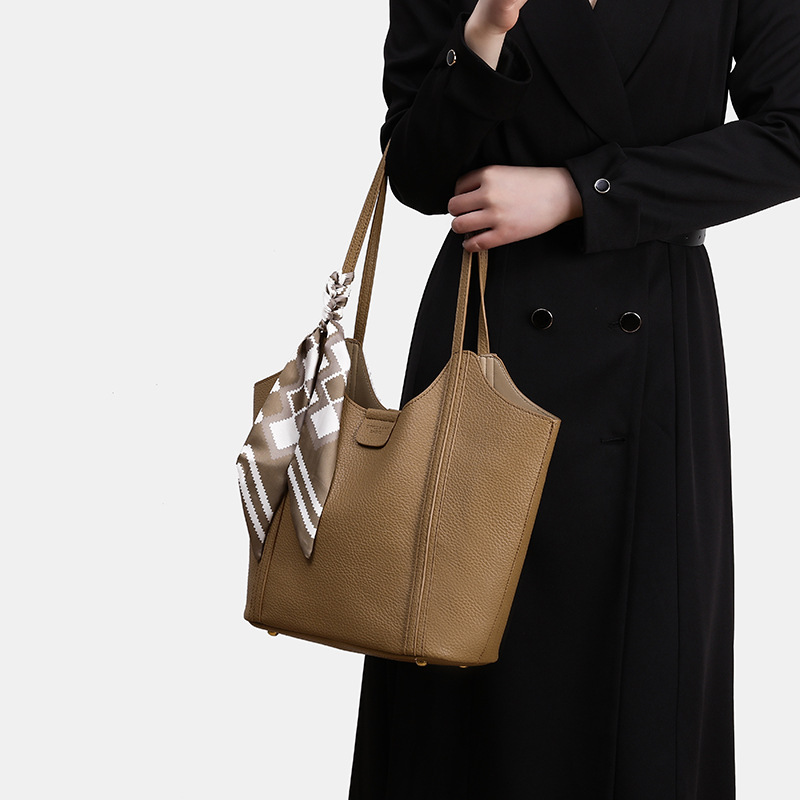 designer 2025 Women's New Fashion Tote Bag Versatile Shoulder Bag Autumn Winter Commuter Large Capacity Underarm Bag