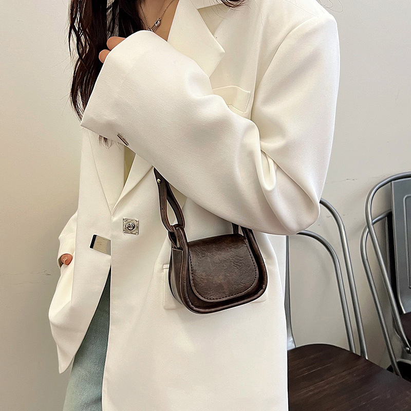 Free Shipping Designer 2025 New Korean Womens Bag Niche Crossbody Bag This Year Popular Texture Single Shoulder Underarm Small Square Bag Small Bag