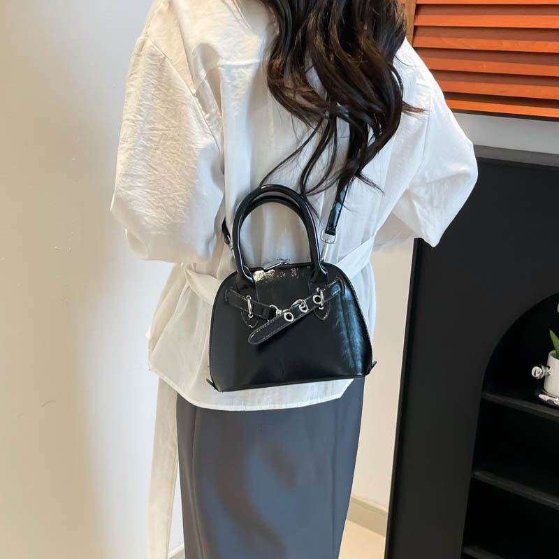 Top quality Brand High Quality New Style Single Shoulder Crossbody Women's Bag Fashion 2025 New Shell Bag Simple New Free Delivery Designer Bag