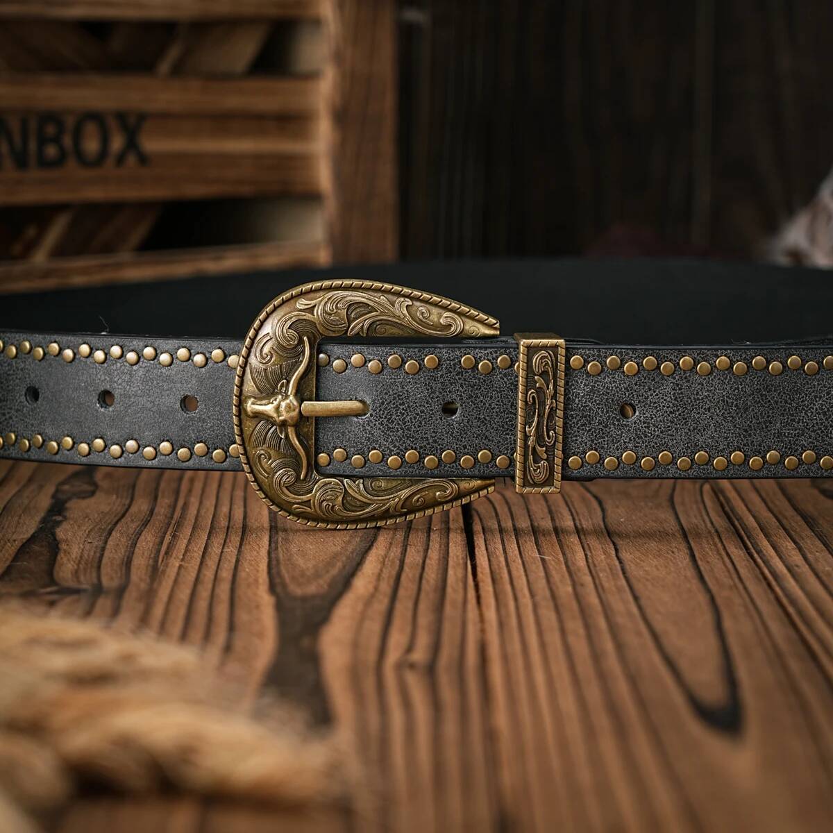 A men's and women's vintage bull head relief metal buckle casual style brown riveted PU belt suitable for daily business attenda