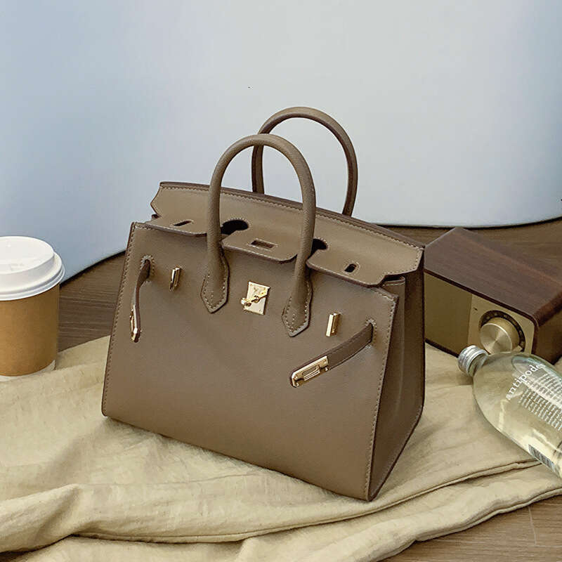 High Version Tote with a Sense of Sophistication, Niche Design Handbag for Women, Fashionable Versatile Commuter Shoulder Bag