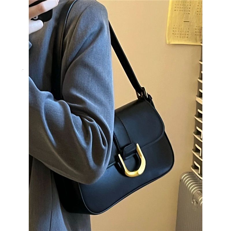 designer High-Quality Texture Bag for Women 2025 New French Baguette Bag Retro Horse Hoof Buckle Underarm Bag Stylish Single Shoulder Crossbody Small 