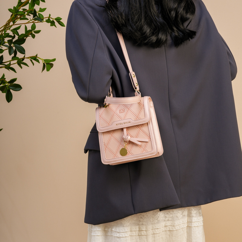 Free Shipping Designer Bag 2025 New Niche Design Splicing Contrasting Color Small Square Women's Texture Simple Crossbody Bag, Fashionable Single