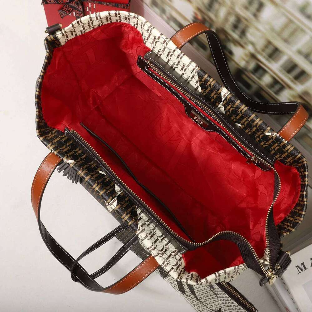 2025 New Women's Large Capacity Handbag Fashion Brand Letter Printed Tote Designer Underarm Bag