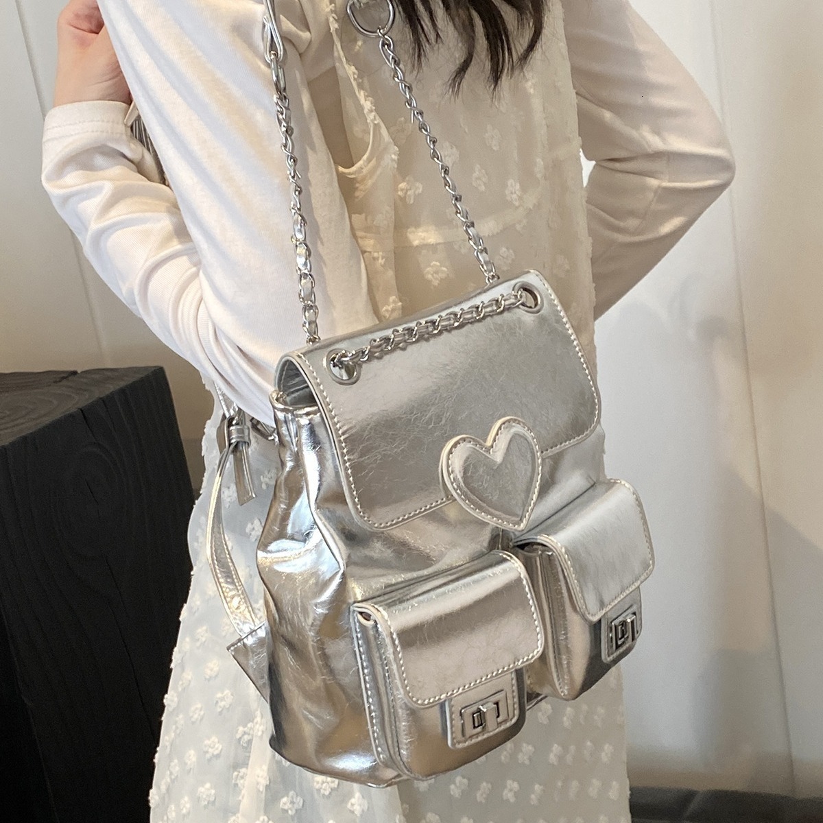 designer Design Sense Niche Backpack Silver Women's Heart New Fashion Backpack Versatile Chain Bucket Travel Bag