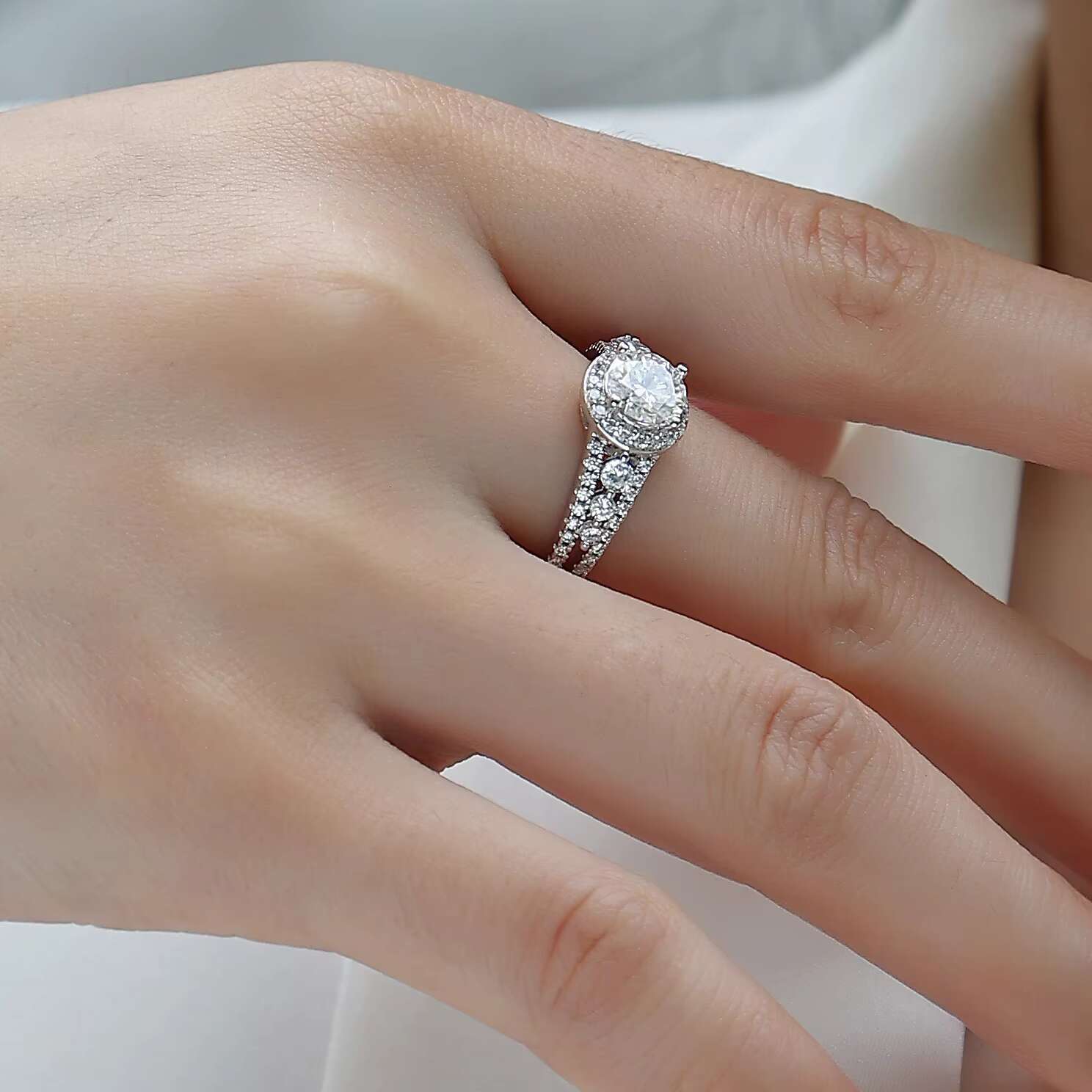 High Quality Mini Moissanite Rings Fine Jewelry Rhodium Plated 925 Sterling Silver Diamond Ring R231113331-65