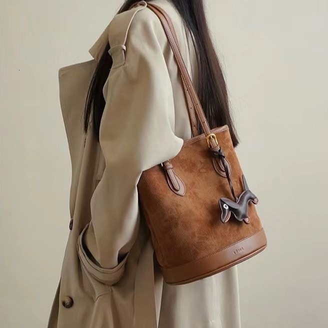 designer 2025 New Fashion Trend Versatile Retro Corduroy Tote Bag for Women Large Capacity Shoulder Bag Bucket Bag