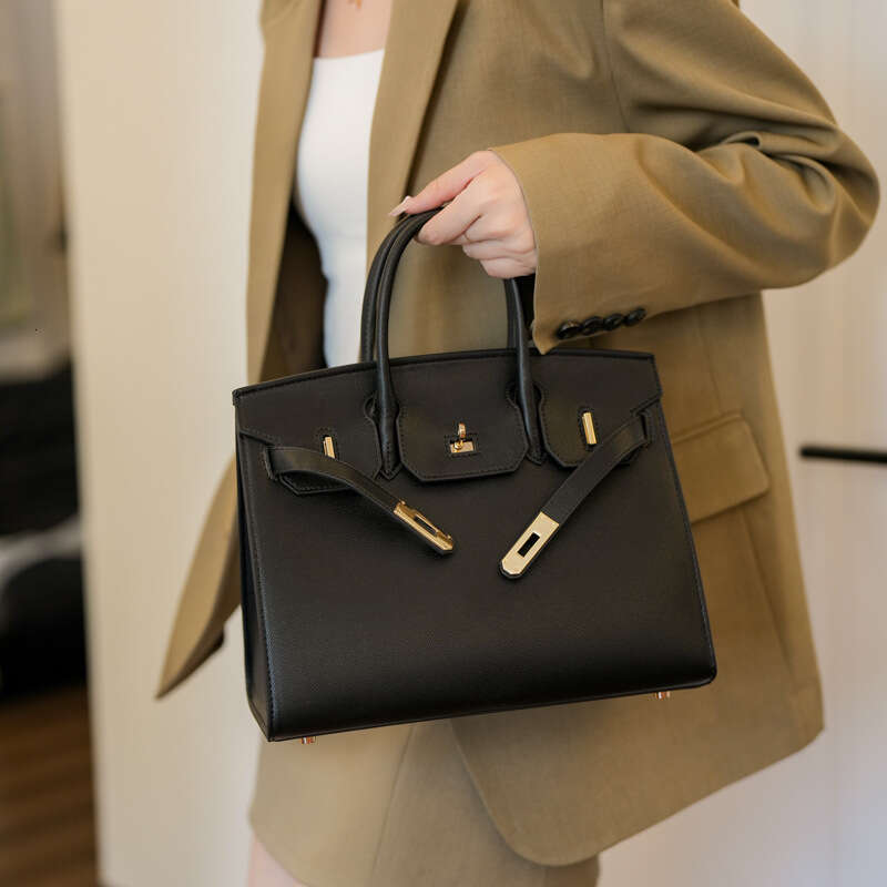 2025 New Tote Simple Versatile Fashion Handbag for Women Light Luxury Large Capacity Commuter Bag