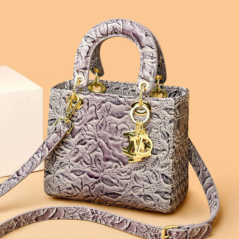 2025 New Princess Diana Niche Design Women's Handbag High-end Commuter Trendy Crossbody Bag