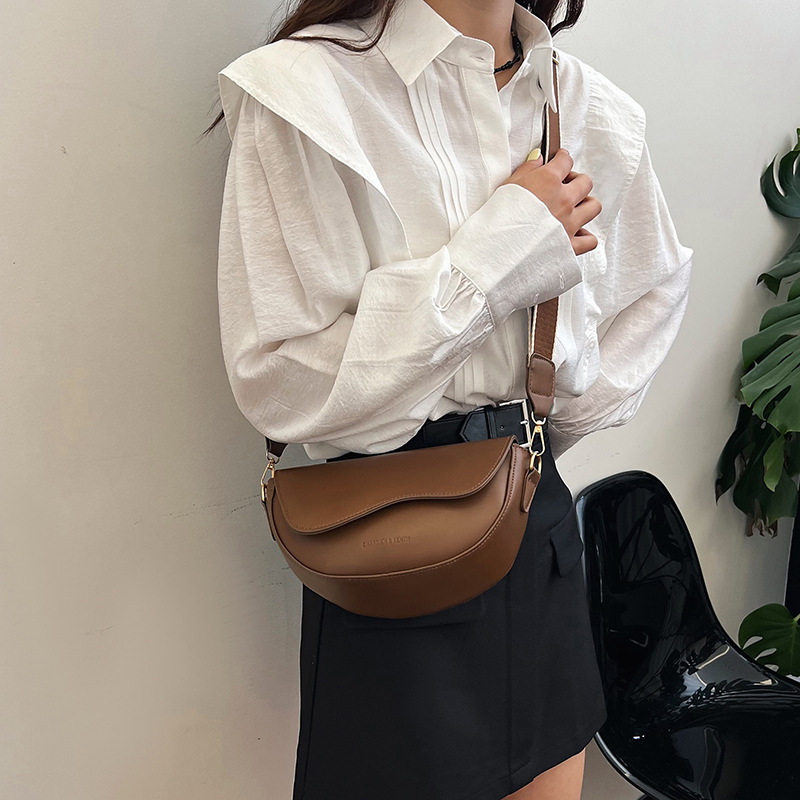 Free Shipping Designer Trendy Retro Versatile Crossbody Bag Texture Small Bag Womens Fashion Single Shoulder Armpit Saddle Bag
