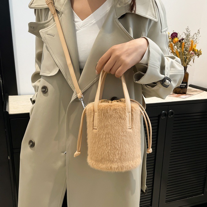 Top quality Brand High Quality New Style 2024 New Plush Bag for Women Design Mini Crossbody Bucket Bag Fashion Versatile Commuter Bag New Free Deliver