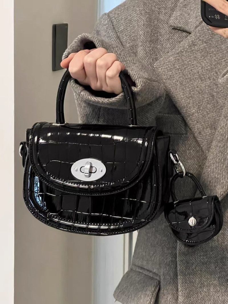 designer High-End Fashion Handbag Texture Niche Crossbody Bag for Women New Korean Style Fashion Single Shoulder Handbag Saddle Bag