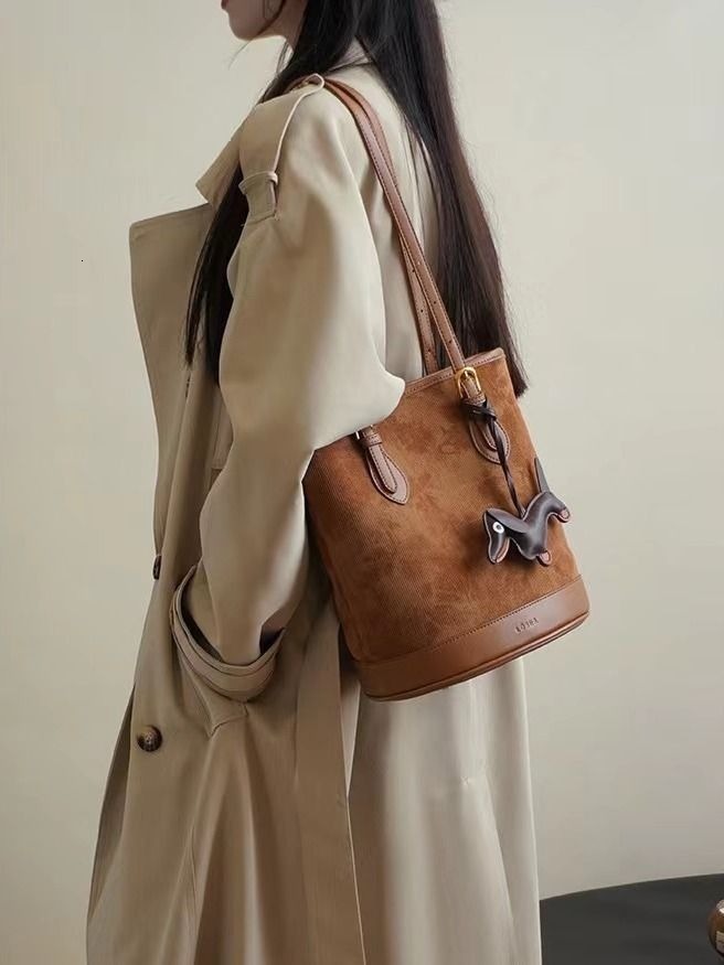 designer 2025 New Fashion Trend Versatile Retro Corduroy Tote Bag for Women Large Capacity Shoulder Bag Bucket Bag