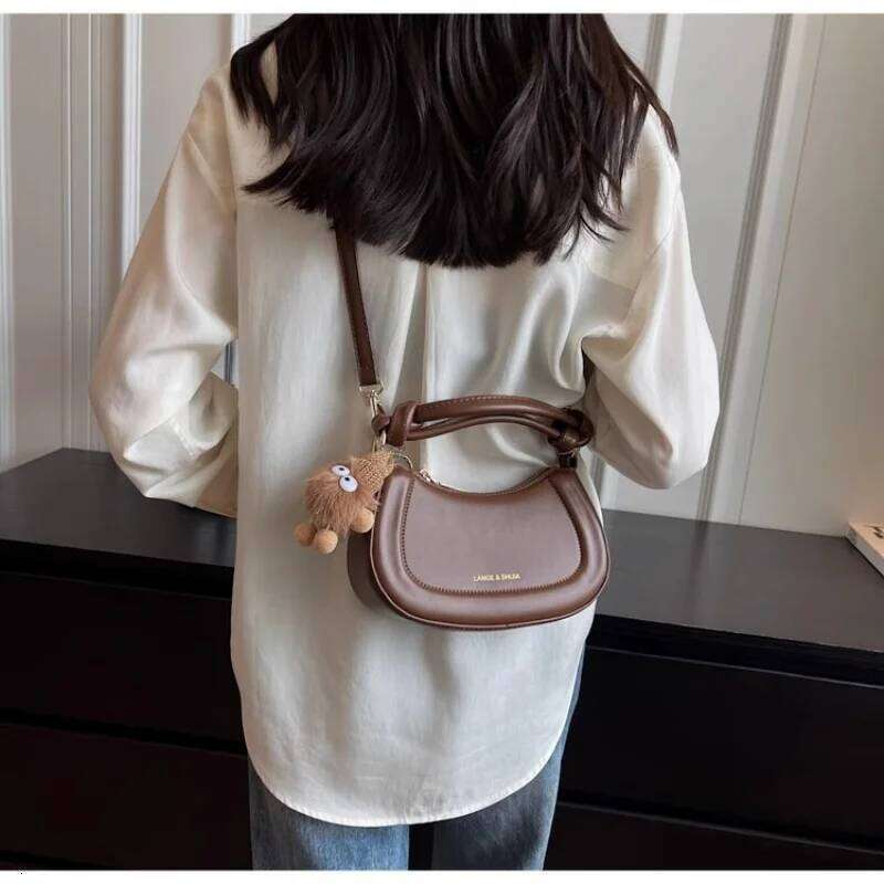 Niche Design Simple Women New Trend Retro Texture Hand Autumn Senior Sense Single Shoulder Commuter Crossbody Bag