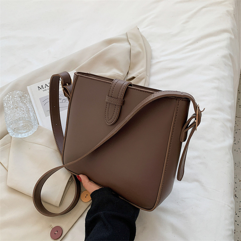 New Style Texture Bag for Women and New Fashion Large Capacity Shoulder Crossbody Bag Casual Versatile Commuter Bucket Bag New Free Delivery Designer 