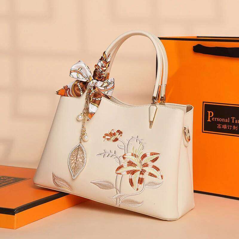 Designer Luxury Toptrends Chinese Style Embroidery Commuter Handbags For Women 2025 Designer Large Capacity Totes Female Shoulder Bags