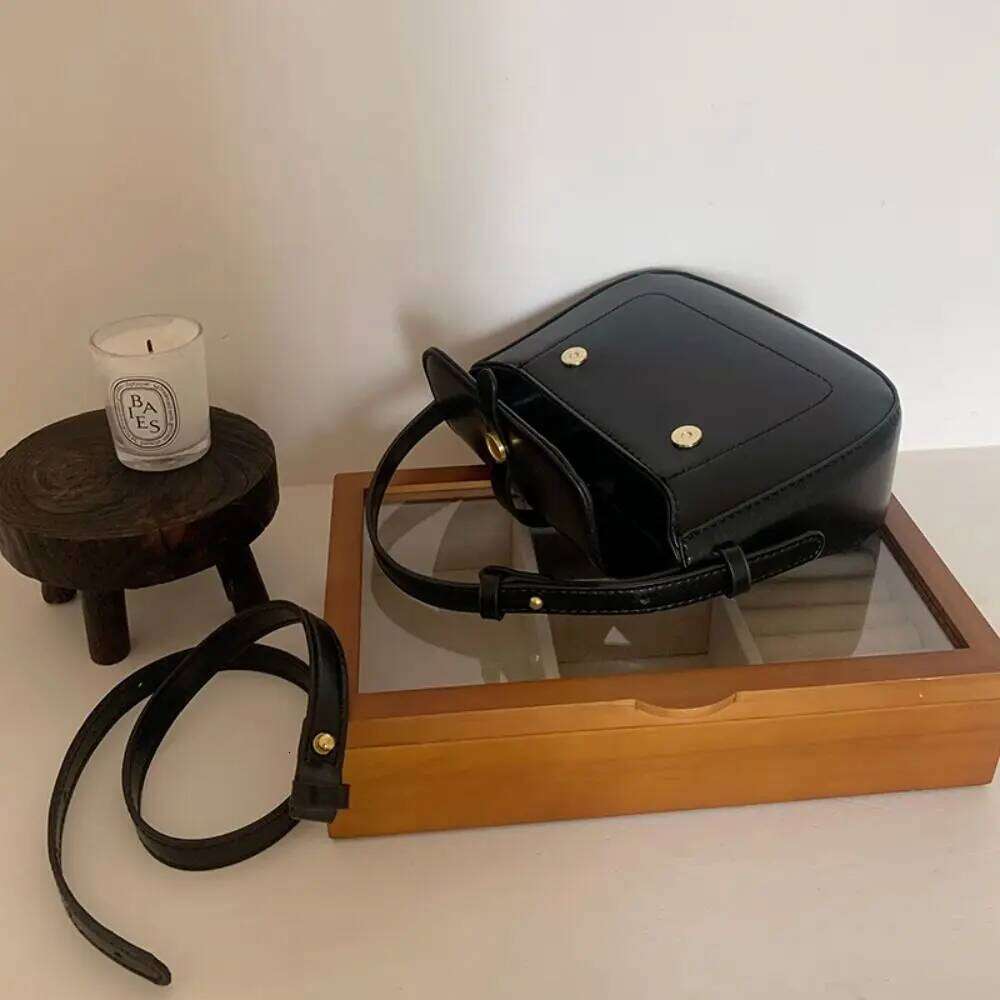 Versatile Korean Style Red Shoulder Black Pure Color Pu Saddle Bag Large Capacity All-Match Retro Handbag Girls