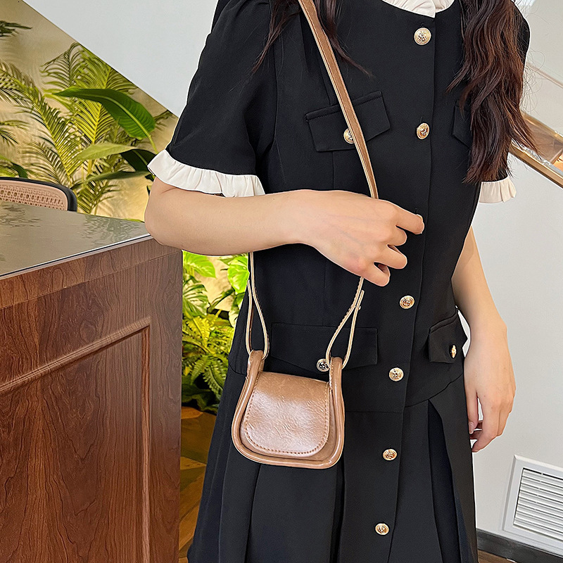 Free Shipping Designer 2025 New Korean Womens Bag Niche Crossbody Bag This Year Popular Texture Single Shoulder Underarm Small Square Bag Small Bag