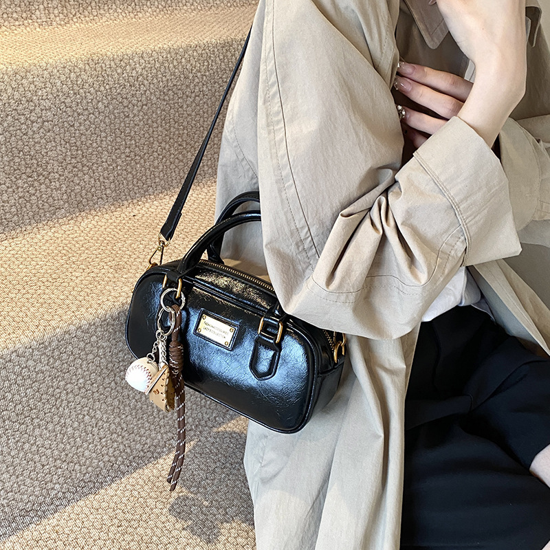 Free Shipping Designer Bag A Niche Bowling Womens Handbag Autumn Winter New Style Simple And Versatile Single Shoulder Crossbody Bag Boston Bag