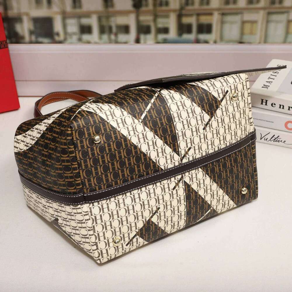 2025 New Women's Large Capacity Handbag Fashion Brand Letter Printed Tote Designer Underarm Bag