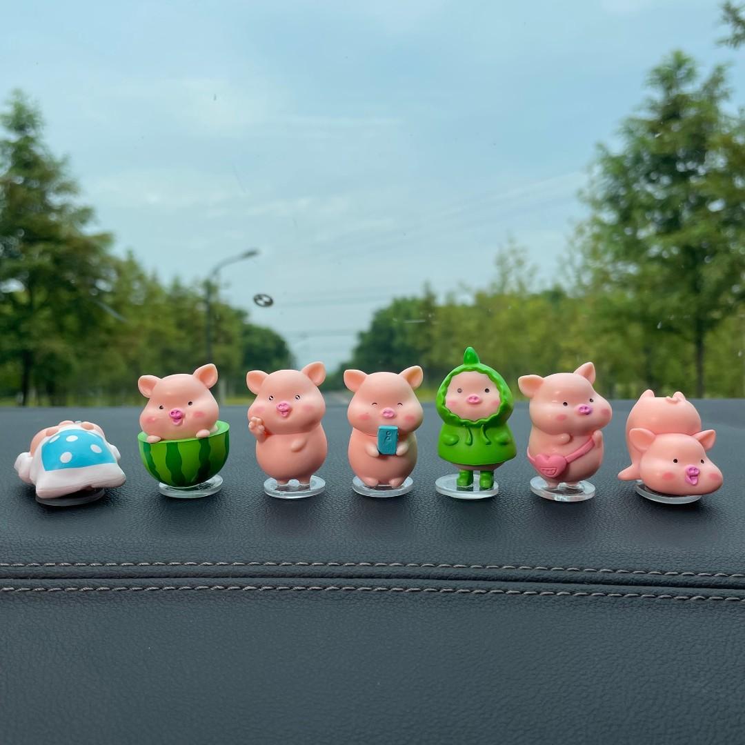 A 7-piece set of cute car accessories for the little pig car dashboard decoration and interesting car interior desktop ornaments
