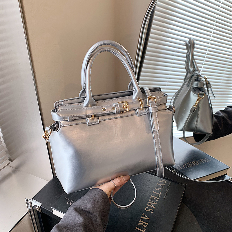 Free Shipping Fashion Super Popular Handheld Tote Bag 2025 New Summer Versatile Crossbody Bag Textured Stylish Handheld Shopping Bag Designer Small Ba