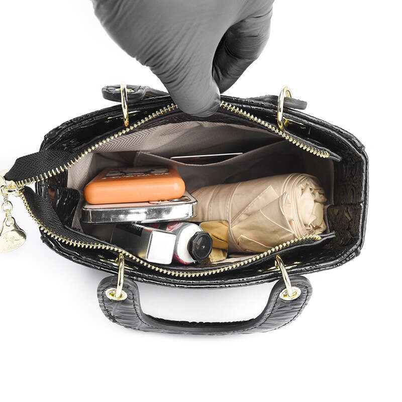 2025 New Princess Diana Niche Design Women's Handbag High-end Commuter Trendy Crossbody Bag