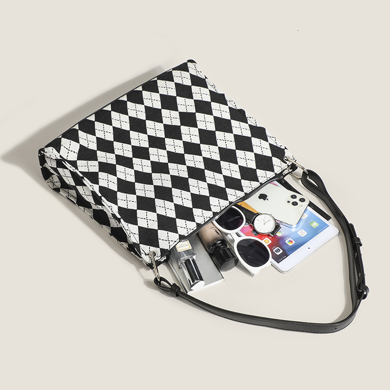 designer 2025 New Fashion Versatile Trendy Quilted Zipper Women's Commuter Large Capacity Class Shoulder Bag Student Underarm Bag