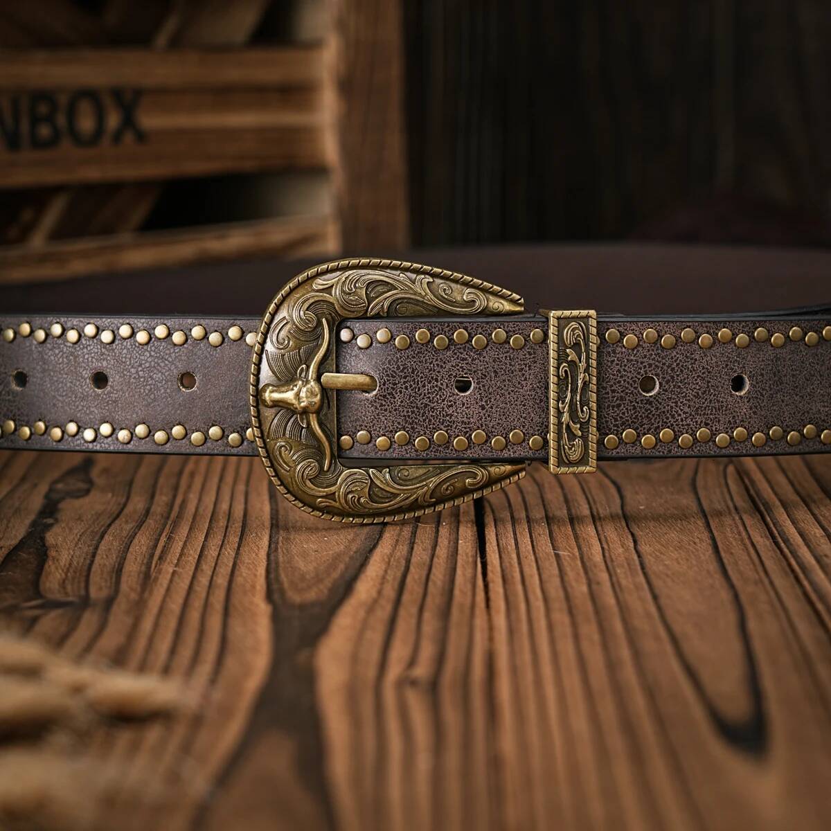 A men's and women's vintage bull head relief metal buckle casual style brown riveted PU belt suitable for daily business attenda