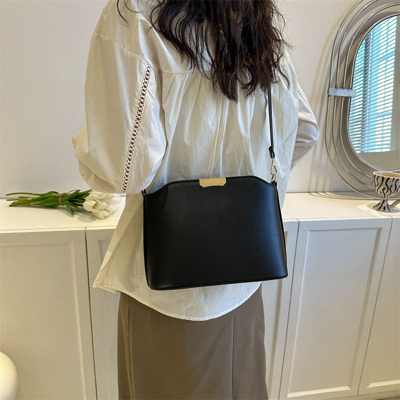 Retro and minimalist women's small bag, new fashionable large capacity shoulder width crossbody bag, designer women's shoulder bag