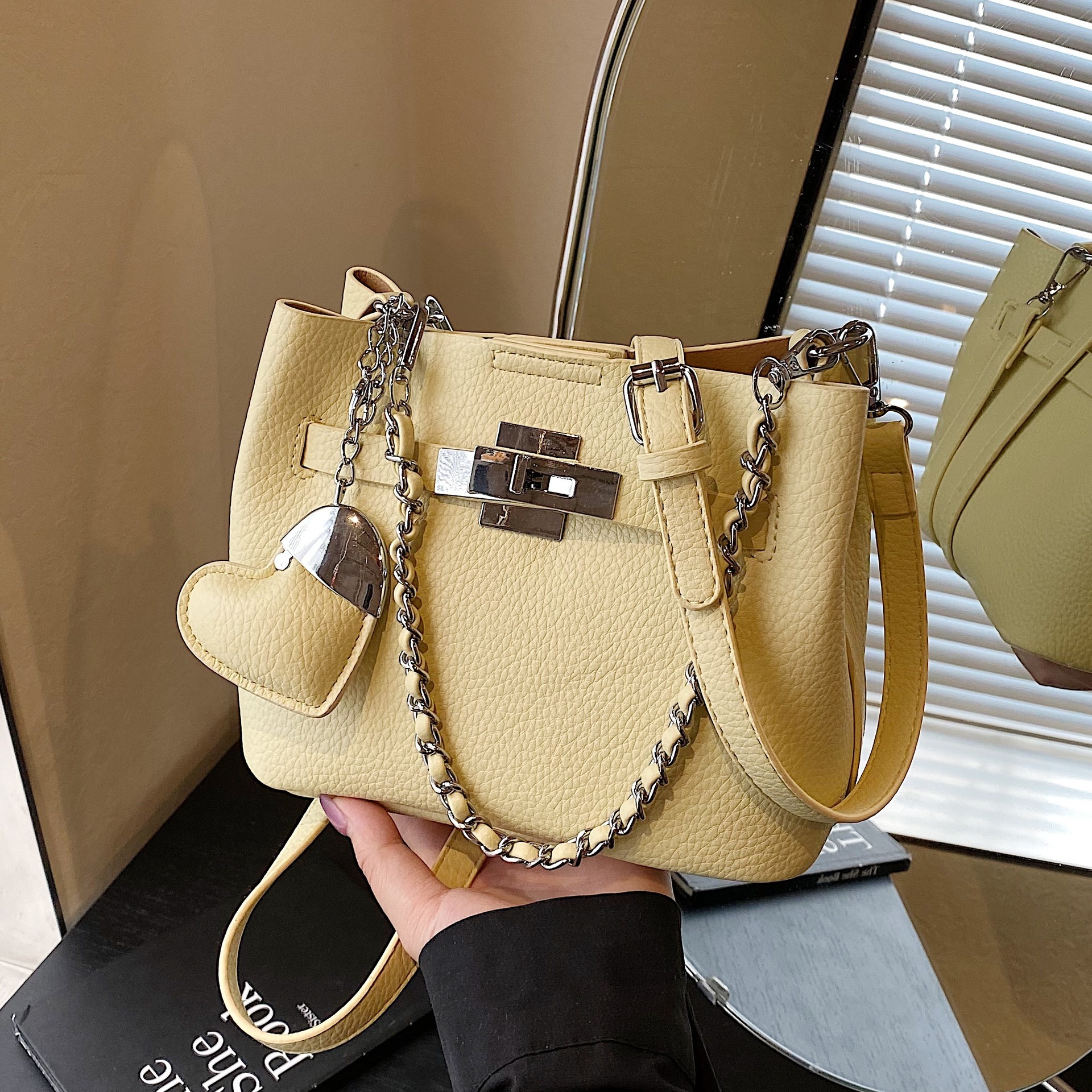 designer High-End Texture Fashion Handheld Bucket Bag 2025 Spring New Simple Shoulder Bag Trendy Casual Crossbody Bag
