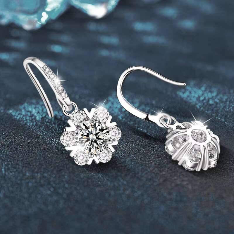 Fun Moissanite Jewelry Earrings High-end 925 Silver Ins Style Korean Version of the New Snowflake Shape Earrings