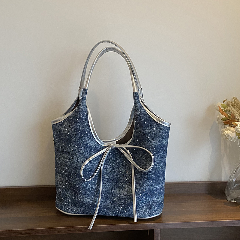 Free Shipping Designer Bag New Minimalist Fashionable Tote Bag Korean Version Commuter Womens Handbag Niche And Stylish Contrasting Single Shoulder Ba