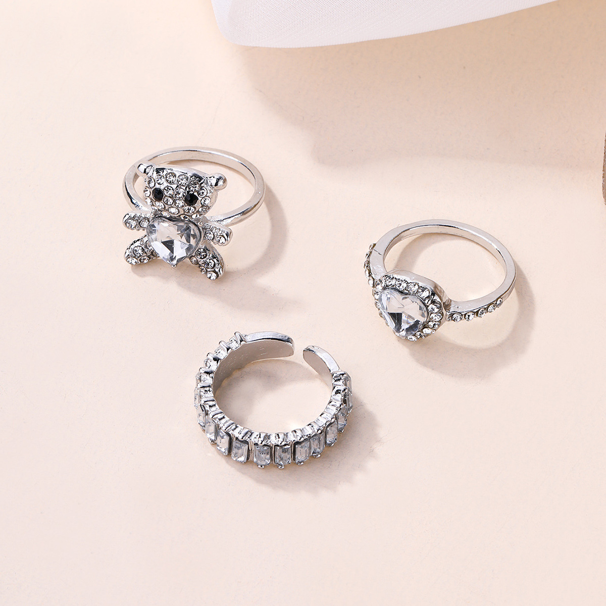 Hot selling Luxury style Heart shaped Diamond inlaid Rings with Cute Bear Design A Simple and Adorable Ring Set