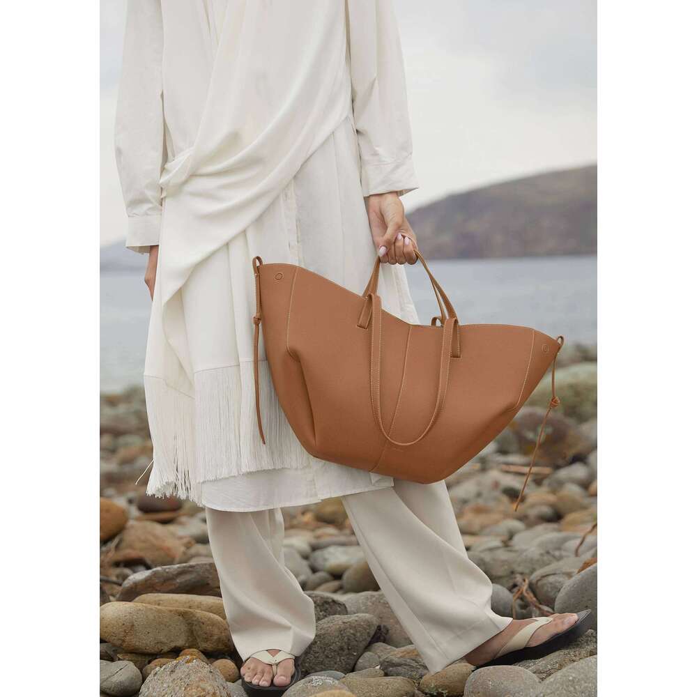 Designer Bags 2025 Elegant Classic Style Large Capacity Wing Crossbody Handbag Retro European American Niche Bucket Armpit Tote Bag Fashion Luxury Bag