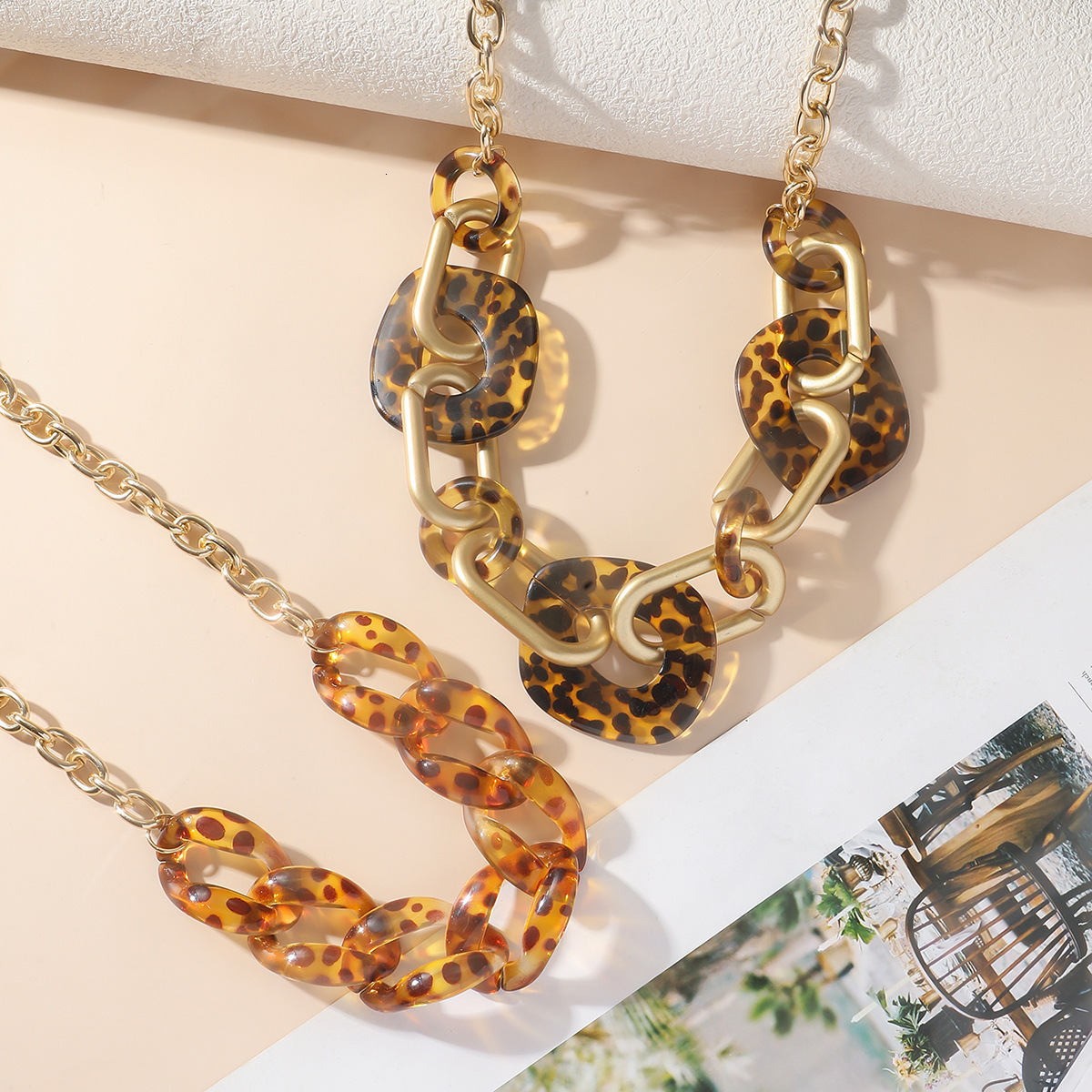 Ladies' acrylic leopard print with aluminum chain, personalized fashion trend necklace