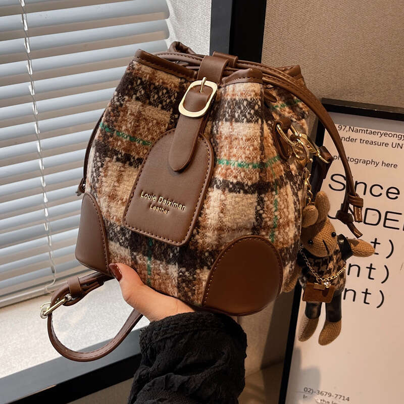 High-End Crossbody Bucket Shoulder Small for Women 2025 Spring Trend Plaid Hot Commuter Women's Bag New Casual Versatile Fashion Clothing